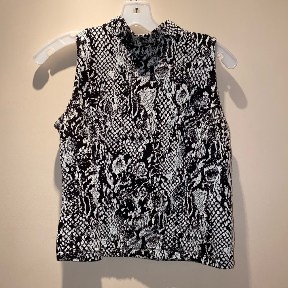 BLACK AND WHITE HIGH-NECK TOP